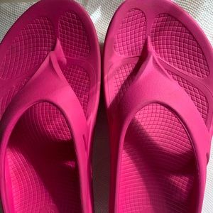 OOFOS Pink Toe Post Recovery Sandals Women’s 9, Men’s 7